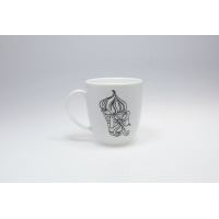 Biały porcelanowy kubek Lubiana o pojemności 380 ml z serii 6606B Babeczka. Naczynie z czarnym, liniowym rysunkiem babeczki z kokardką, widoczne z profilu.