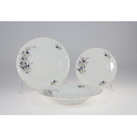 Serwis obiadowy Ćmielów G559 Rococo dla 6 osób. Biała porcelana z delikatnym reliefem i motywem fioletowych fiołków. Zestaw z dwoma talerzami i głęboką misą.