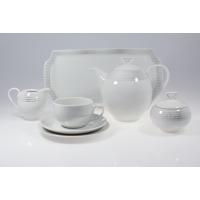 Garnitur do kawy Chodzież G465 Yvonne. Biała porcelana z subtelnym, srebrnym wzorem kropek. Zestaw zawiera dzbanek, cukiernicę, mlecznik, filiżankę i talerzyki.