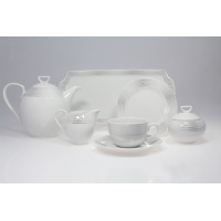 Zestaw kawowy dla 12 osób G465 Yvonne marki Chodzież. Biała porcelana z subtelnym, srebrnym wzorem geometrycznym, obejmująca dzbanek, cukiernicę, mlecznik oraz