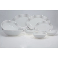 Serwis obiadowy Chodzież G465 Yvonne dla 12 osób. Biała porcelana z delikatnym, srebrnym wzorem w kropki na obrzeżach naczyń, obejmująca półmiski i miski.