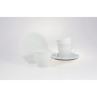 Zestaw filiżanek dla 6 osób 0001 SOFIA marki Ćmielów. Białe porcelanowe naczynia z subtelnym, tłoczonym wzorem, ustawione w kompozycji ze spodkami na jasnym