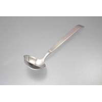 Stalowa łyżka do sosu Amefa 1319 BUFFET o długości 26,5 cm. Klasyczny, błyszczący design ze stali nierdzewnej, ujęty pod kątem z profilu na jasnym tle.