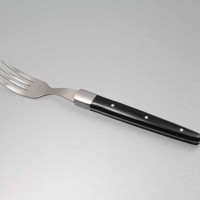 Widelec stekowy Amefa 2520 Royal Steak z czarną rękojeścią. Klasyczny widelec obiadowy o stalowym wykończeniu i eleganckim designie, widoczny pod kątem na