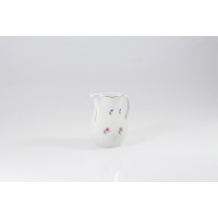 Biały porcelanowy dzbanek do mleczka 200 ml JASTRA marki Lubiana z delikatnym kwiatowym wzorem w kolorze różowym i niebieskim oraz złotym wykończeniem krawędzi.