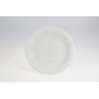 Biała salaterka Chodzież z linii Kamelia o średnicy 26 cm. Klasyczna porcelana z delikatnym, tłoczonym zdobieniem na obrzeżach, widok z góry na jasnym tle.