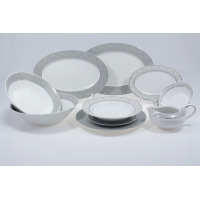 Zestaw obiadowy Chodzież G621 Yvonne: biała porcelana z szarym, geometrycznym wzorem na obrzeżach. Komplet półmisków, talerzy, misek i sosjerka na białym tle.