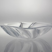 Misa kryształowa 33 cm NEPTUN marki Bohemia. Przezroczyste naczynie o falistym, dynamicznym wzorze, ujęte z boku na jasnym tle z wyraźnym odbiciem w podłożu.