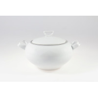 Biała waza z serwisu obiadowego G238 YVONNE marki Chodzież. Eleganckie naczynie porcelanowe z pokrywką i dwoma uchwytami, prezentowane na jednolitym tle.