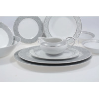 Elegancki serwis obiadowy Chodzież G621 Yvonne dla 12 osób. Biała porcelana ze srebrnym, geometrycznym wzorem na obrzeżach, ułożona w stos z sosjerką na