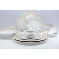 Elegancki serwis obiadowy Chodzież G620 Yvonne dla 12 osób. Biała porcelana z subtelnym, beżowym zdobieniem na brzegach naczyń, w tym talerze i sosjerka.