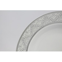 Zbliżenie na krawędź talerza z serwisu obiadowego G621 YVONNE marki Chodzież. Biała porcelana zdobiona precyzyjnym, szarym ornamentem geometrycznym z kropkami.