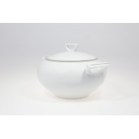Biała porcelanowa waza 3,00 l z serii G238 YVONNE marki Chodzież. Naczynie o zaokrąglonym kształcie z pokrywką i uchwytami, ozdobione delikatną szarą linią.