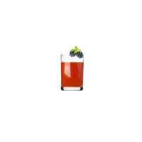Szklanka do napojów 100 ml Basic marki Krosno Glass S.A. wypełniona czerwonym sokiem, ozdobiona świeżymi jeżynami z listkami na krawędzi naczynia.