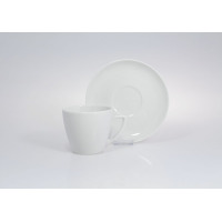 Biała porcelanowa filiżanka 0,35 l ze spodkiem marki Lubiana z serii Beata lub Dorota. Klasyczny, minimalistyczny design, widok z boku na tle białego studia.