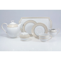 Elegancki garnitur do kawy G620 Yvonne marki Chodzież. Biała porcelana z subtelnym, beżowo-złotym zdobieniem na dzbanku, cukiernicy, filiżance, spodku i tacy.