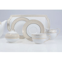 Garnitur do kawy G620 Yvonne marki Chodzież. Zestaw 12-osobowy z białej porcelany zdobiony subtelnym, beżowo-złotym ornamentem, obejmujący filiżanki, spodek i