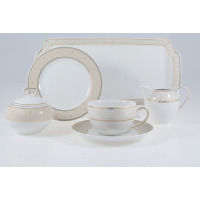 Elegancki garnitur do kawy Chodzież G620 Yvonne dla 12 osób. Zestaw z białej porcelany zdobiony subtelnym, beżowo-złotym ornamentem, obejmujący filiżanki