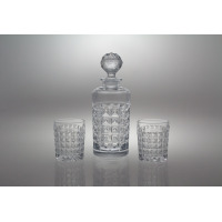 Komplet kryształowy do whisky Bohemia DIAMOND. Przezroczysta karafka z geometrycznym szlifem i dopasowana para szklanek na jasnym tle z delikatnym odbiciem.