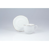 Biały porcelanowy kubek 300 ml ze spodkiem z linii Wiedeń marki Lubiana. Naczynia o klasycznym designie z delikatnym złotym zdobieniem na krawędziach.
