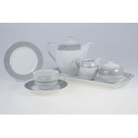 Elegancki garnitur do kawy G621 YVONNE marki Chodzież. Biała porcelana z subtelnym, szarym geometrycznym wzorem na tacy, dzbanku, cukiernicy, mleczniku i