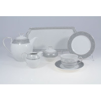 Garnitur do kawy dla 12 osób G621 Yvonne marki Chodzież. Biała porcelana z eleganckim, szarym geometrycznym wzorem, obejmująca dzbanek, cukiernicę, mlecznik