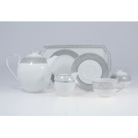 Garnitur do kawy dla 12 osób G621 Yvonne marki Chodzież. Biała porcelana z eleganckim, szarym geometrycznym wzorem, obejmująca dzbanek, mlecznik, filiżankę i
