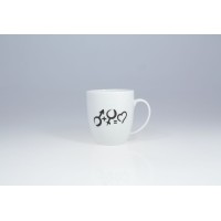 Biały porcelanowy kubek Lubiana 380 ml z serii Modliłam się o męża. Na środku czarny nadruk symboli płci męskiej i żeńskiej połączonych znakiem plusa i sercem.