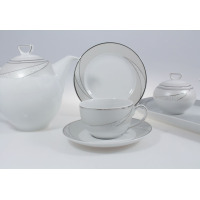 Garnitur do kawy E615 YVONNE marki Chodzież. Biała porcelana z subtelnym srebrnym zdobieniem w formie delikatnych linii i roślinnych motywów, obejmująca