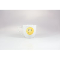 Biały porcelanowy kubek 300 ml 4067 BILL marki Lubiana z nadrukiem żółtej buźki o smutnym wyrazie twarzy, widoczny na wprost na jasnym tle.