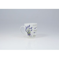 Biały porcelanowy kubek Lubiana 380 ml z serii Lawenda, ozdobiony bukietem fioletowych kwiatów przewiązanych wstążką oraz napisami Lavandula Spica.