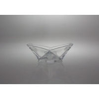 Misa kryształowa Bohemia Origami o średnicy 15,5 cm. Przezroczyste naczynie o geometrycznym, ostrym kształcie przypominającym papierowe origami, ustawione na