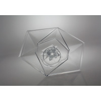 Patera kryształowa na nodze Origami marki Bohemia. Widok z góry na geometryczną, fasetowaną czaszę o ostrych krawędziach i przejrzystej strukturze szkła.