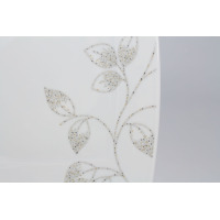 Zbliżenie na porcelanowy spodek 16 cm 5566 Victoria marki Lubiana. Biała powierzchnia ozdobiona delikatnym, ażurowym motywem roślinnym z szaro-złotych kresek.