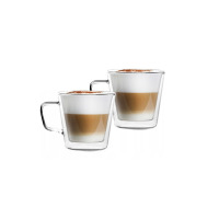 Dwie szklane filiżanki z podwójną ścianką Vialli Design DIVA 400 ml wypełnione latte z pianką i posypką cynamonową, ustawione na białym tle.