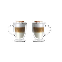 Dwie szklane filiżanki do latte Vialli Design AMO z podwójną ścianką o pojemności 250 ml. Wewnątrz widoczne warstwy kawy z mlekiem i pianką posypaną kakao.