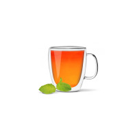 Przezroczysty kubek z podwójną ścianką Vialli Design AMO 480 ml wypełniony bursztynowym naparem, obok którego leżą świeże listki mięty na białym tle.