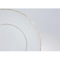 Zbliżenie na biały, porcelanowy brzeg wazy Ćmielów 3604 Sofia. Delikatna, wypukła faktura w kształcie plastra miodu, wykończona elegancką, złotą linią na