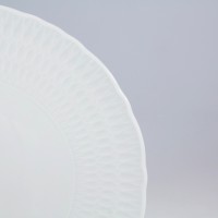 Zbliżenie na białą, porcelanową powierzchnię wazy SOFIA marki Ćmielów. Widoczny charakterystyczny, wypukły wzór o strukturze plastra miodu na krawędzi naczynia.