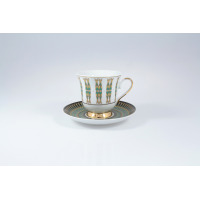 Filiżanka 0,25 l ze spodkiem Ćmielów G413 ASTRA India. Biała porcelana ze złotym rantem, zdobiona zielono-złotym motywem roślinnym i elegancką, złotą podstawą.