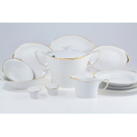 Elegancki zestaw kawowy Ćmielów HAPPA Złoto dla 12 osób. Biała porcelana z subtelnym złotym obrzeżem, obejmująca wazę, sosjerkę, talerze i przyprawniki.