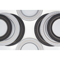 Zestaw do kawy Ćmielów GX49 Jenny dla 4 osób. Widok z góry na 12-częściowy komplet porcelany z geometrycznym, czarno-złotym wzorem na białym tle.