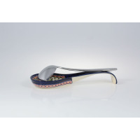 Ceramiczna podstawka pod łyżkę Bolesławiec 149AR GU-1178 z tradycyjnym wzorem kwiatowym w odcieniach granatu i czerwieni, z metalową łyżką spoczywającą