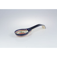 Ceramiczna podstawka pod łyżkę Bolesławiec 149AR GU-1178 z charakterystycznym, ręcznie malowanym kwiatowym wzorem w odcieniach granatu, czerwieni i zieleni.