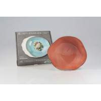 Ceglasta salaterka Lubiana Stone Age 6630M o nieregularnym kształcie obok opakowania z nadrukiem Stone Age. Widoczna tekstura naczynia i wymiary 220x86x79 mm