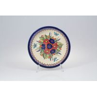 Talerz głęboki Bolesławiec 149AR o średnicy 22,2 cm. Ceramiczne naczynie z ręcznie malowanym wzorem kwiatów i niebieskich motyli na kremowym tle oraz