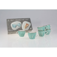Zestaw 6 filiżanek Lubiana Stone Age 100 ml w kolorze morskim. Ceramiczne naczynia o nieregularnej, nakrapianej fakturze stoją przed opakowaniem z napisem