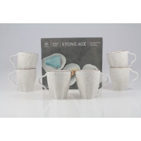 Zestaw 6 beżowych kubków 350 ml Lubiana Stone Age z nakrapianym wzorem. Cztery kubki ustawione w pary, dwa na pierwszym planie, w tle opakowanie z napisem