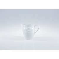 Biały porcelanowy dzbanek do mleczka Sofia Niedekorowana marki Ćmielów o pojemności 0,25 l. Naczynie z eleganckim tłoczonym wzorem na górnej części, widok z