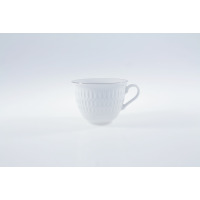 Biała porcelanowa filiżanka Ćmielów Sofia o pojemności 0,25 l z platynowym wykończeniem, ozdobiona eleganckim, wypukłym wzorem na ściankach, widok z profilu.